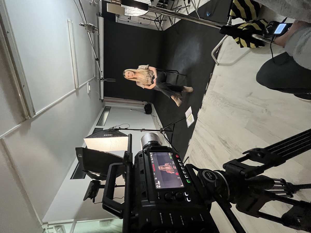Cámara de cine en estudio