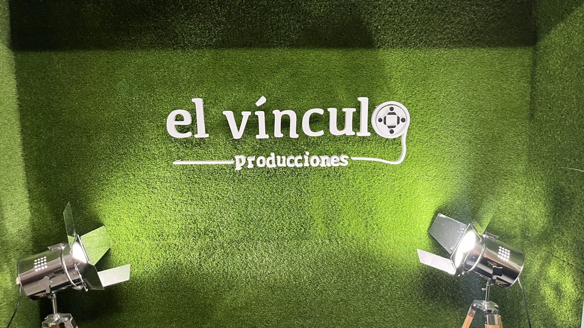 Backdrop El Vínculo Producciones con iluminación de estudio