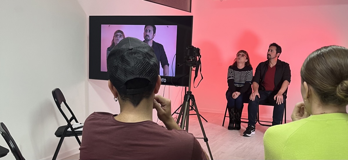 Actores y monitor de dirección en set de El Vínculo