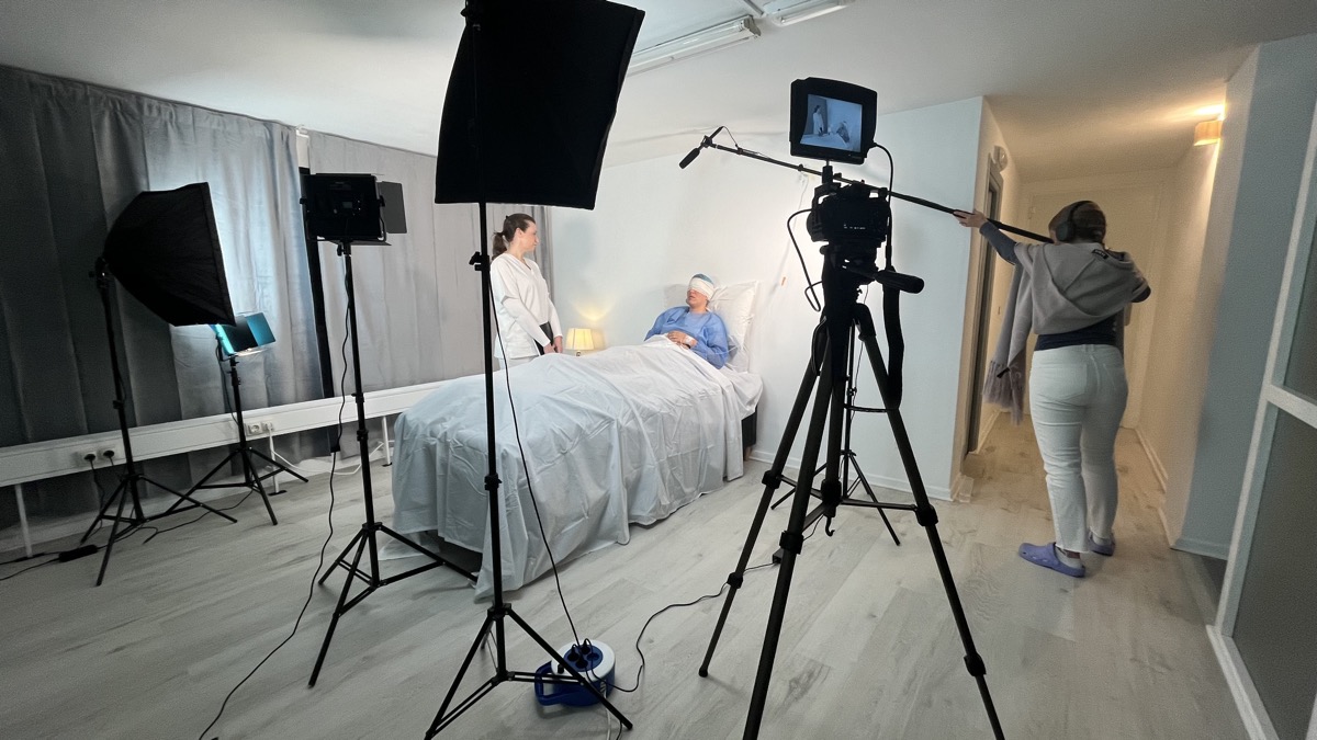 Set de producción cinematográfica en estudio